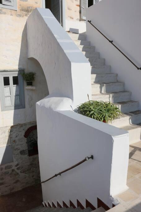 Christina'S Stone House Apartment Hydra  Extérieur photo